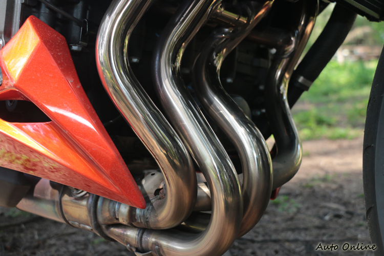 四喉式排氣頭段造型相當不錯,提升不少運動氛圍。