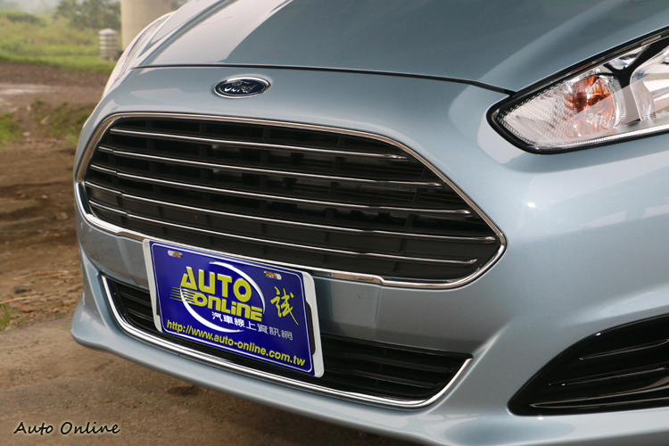 小改款在外觀上的一大特點就是引進這被車迷暱稱為馬丁頭的造型。