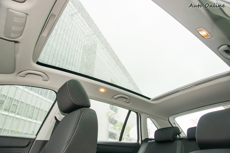 全頂玻璃車頂一開,車室就豁然開朗起來。