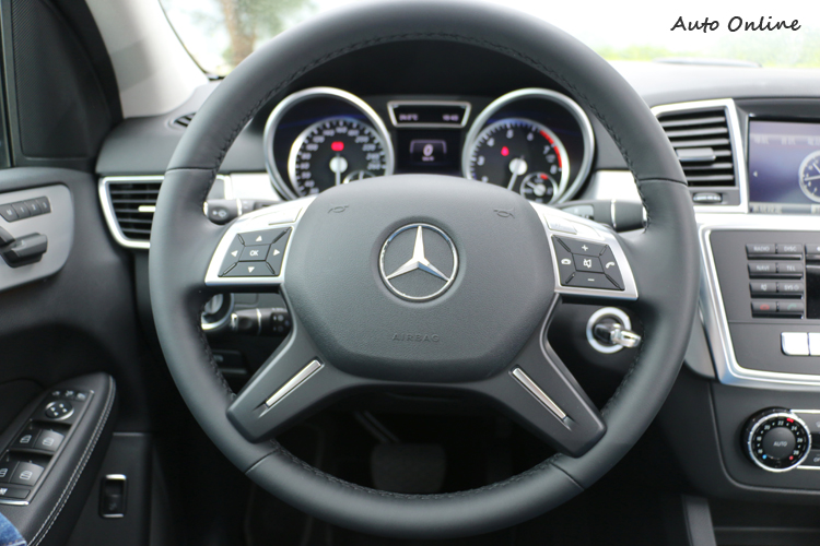 四輻式方向盤使用Nappa高檔皮料包覆。