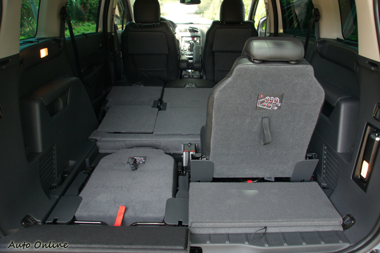 透過拉環即可輕鬆操作第三排座椅立起/隱藏相當便利。