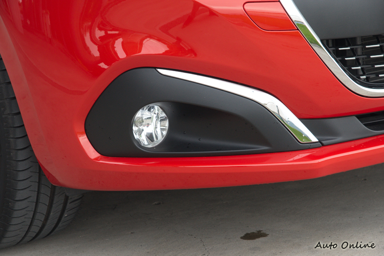 霧燈整合於類似跑車進氣口的外罩中。