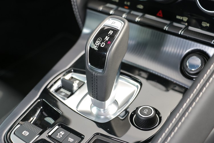 八速的手自排變速系統,多檔位能快速連接動力銜接。