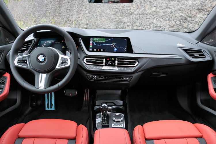 車內與一般M235i在造型、配備上相差不大,Black Storm Edition主要是注入特殊色調來改變風格。
