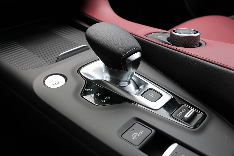 排檔桿造型充滿設計感,後方則有行車模式切換按鈕。
