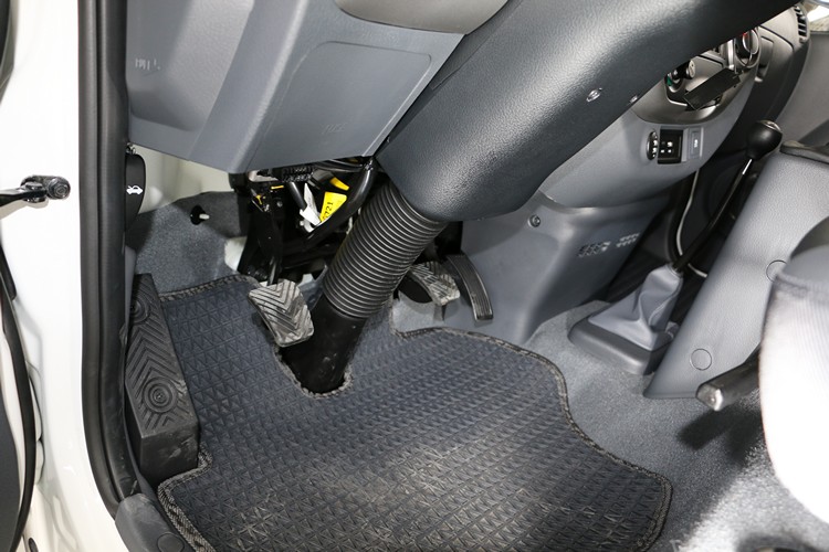 離合器踏板回饋力道很剛好,同步離合的退檔補油很容易。