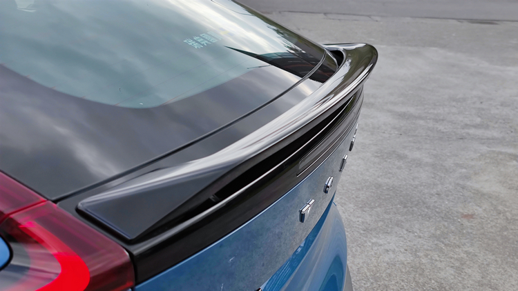 斜背尾門上的尾翼可有效降低風阻增加續航里程2%