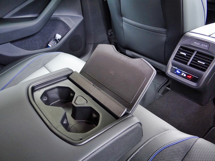 後座中央扶手附置杯座與手機/平板支撐架。