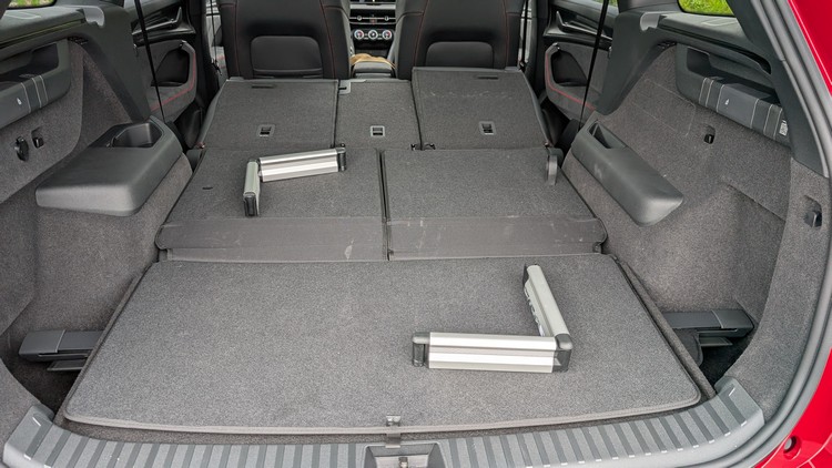 後方行李空間配合不同的座椅調整下容量可達281至2035公升