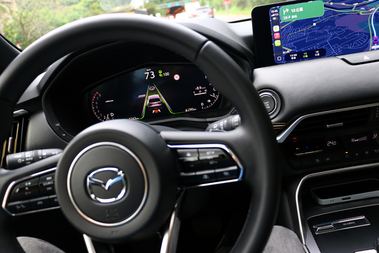 《駕駛輔助畫面能夠顯示三個車道每一輛車的所在位置，左右車道如有車輛接近也會提醒。》