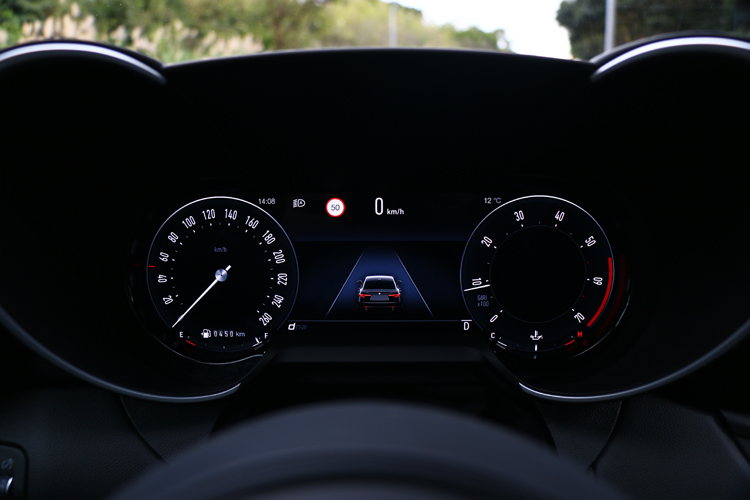 跟上時代，依舊採用數位儀表板，可自行切換不同樣式。