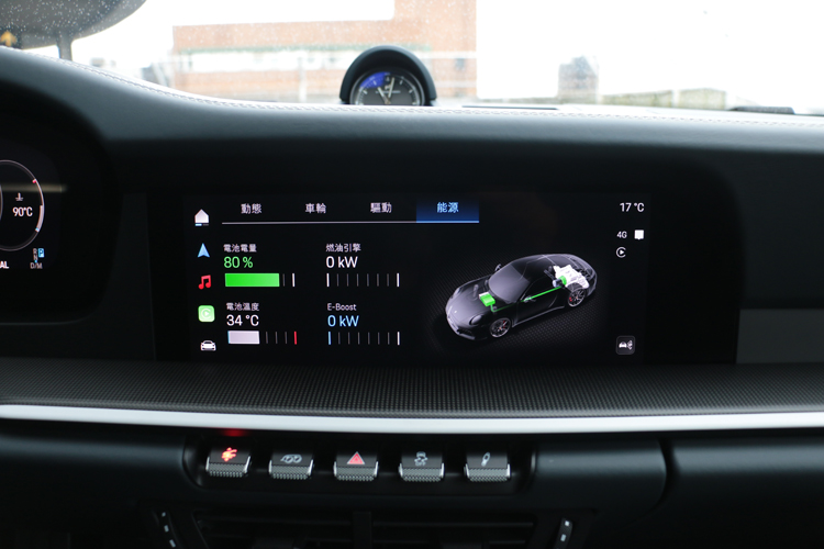 從中央螢幕可監控電動馬達的出力狀態以及電池電量。