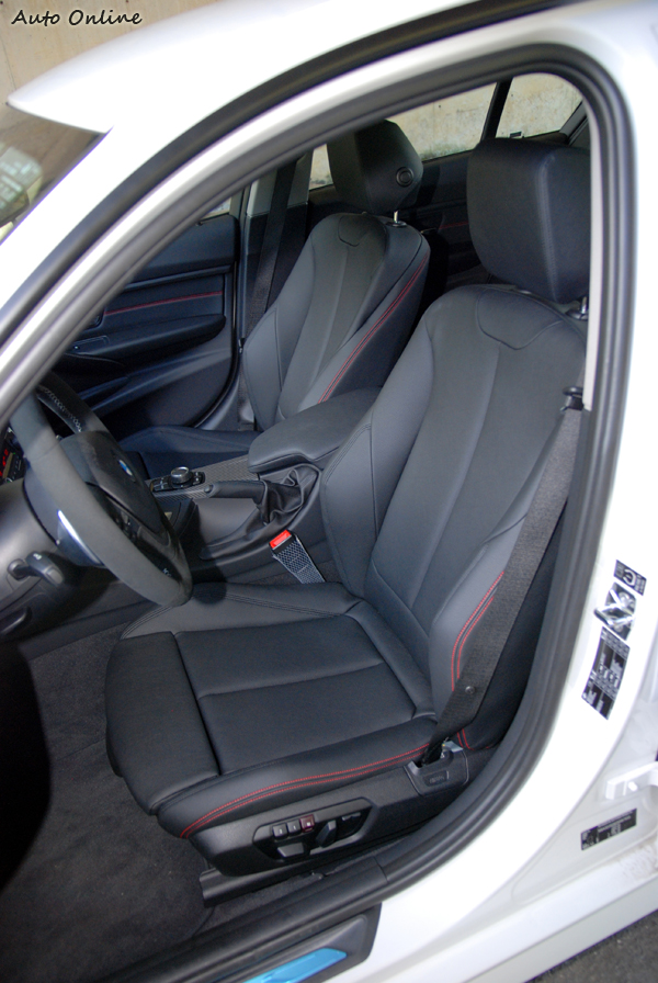 座椅維持原本的Sport Line的運動型座椅,包覆性還算足夠,到時M Performance應該會推出麂皮包覆強的賽車椅。