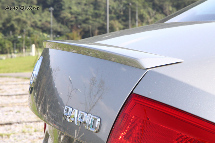 後尾廂蓋上裝有一個小鴨尾空力套件,雖然實際成果有限,但爽度就是不一樣。