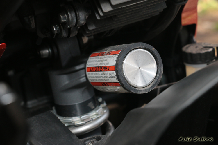 後避震附氮氣瓶, 採無段回彈七段預載可調設定。