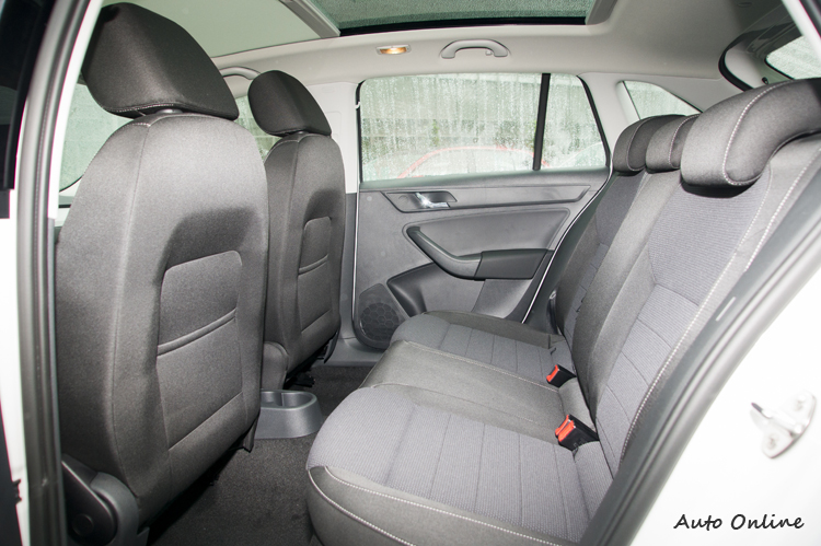 後座頭部與腿部空間與傳統掀背相較起來更為優異。