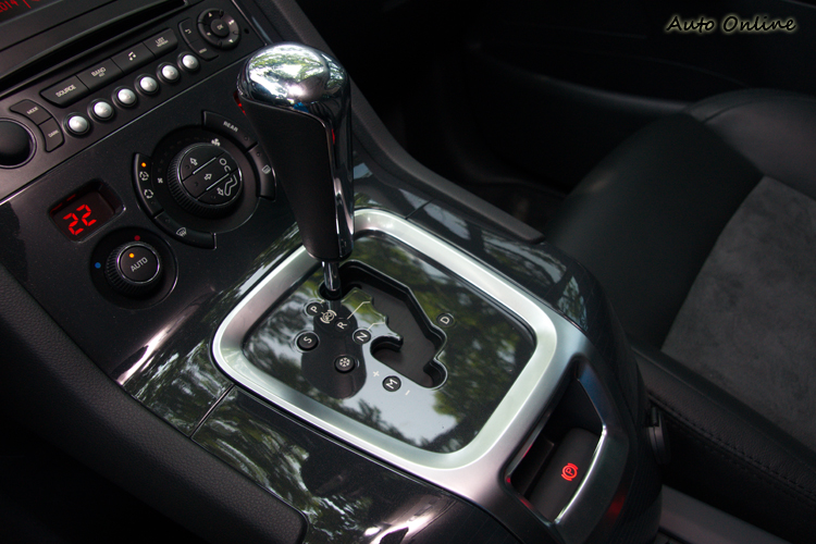 六速手自排變速箱提供S、雪地起步與手動換檔模式。