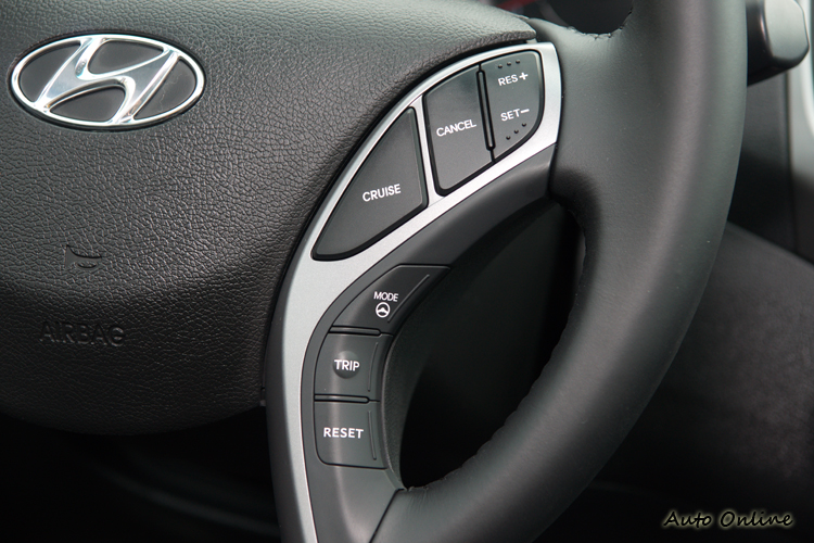 透過方向盤上的模式切換鍵,即可調整方向盤輔助力道。