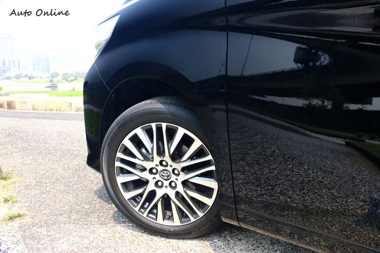 碩大的車身尺寸就算配上18吋規格鋁圈還是感覺有點小。