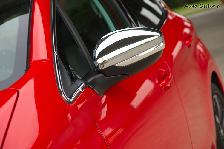 原本在GTi等車型上才有的鍍鉻後視鏡現也列為標配。