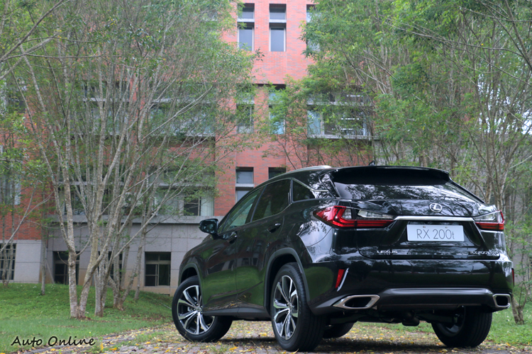 LEXUS經過巨變後的年輕外型能吸引年輕人注意同時增加買氣。