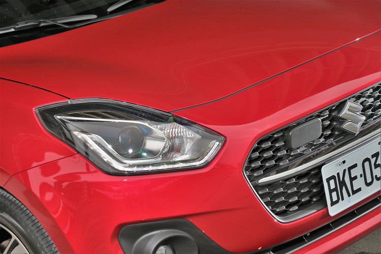 全面導入Suzuki Safety Support,搭載ACC主動式車距巡航系統,車頭標誌旁就是雷達裝置。