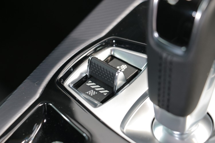 行車模式的切換可改變避震器阻尼、引擎出力與變速箱反應。