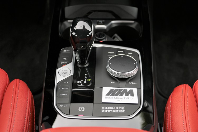 中央鞍座是整車精華,行車模式、影音系統都從這操控。