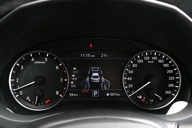 儀錶板維持傳統雙圓設計,中間則有多功能顯示幕,支援中文顯示。