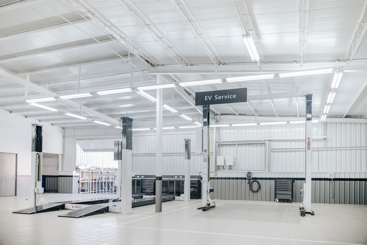 為給予車主快速便利且尊榮的服務體驗,維修保養服務中心擁有專業技師團隊、親切的服務人員、與白金客休區的售後保養維修。