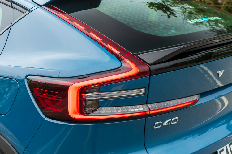 直立造型LED尾燈在上鎖/解鎖時會做序列跑動的演出