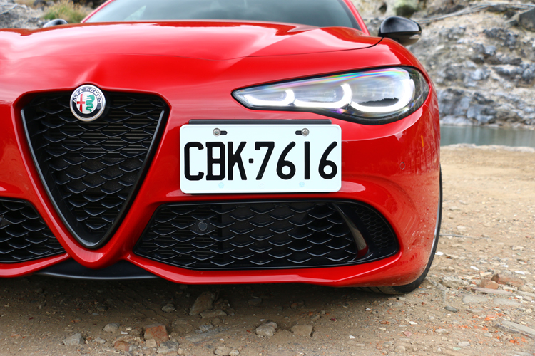 不按牌理出牌的牌照位置，受限於車頭水箱護罩所影響。