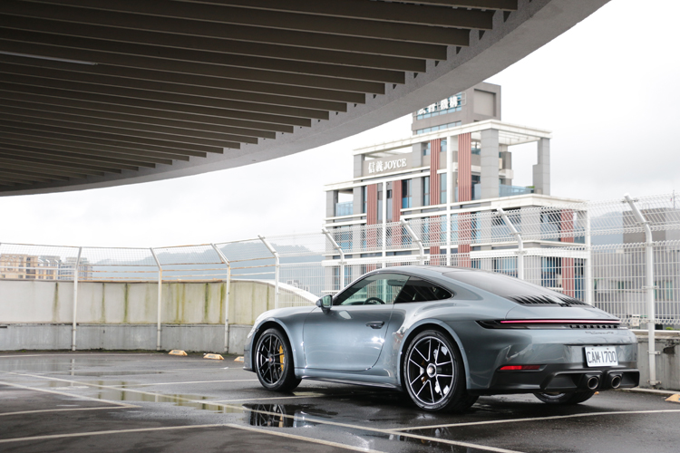 如果你在尋找一輛能代表當前人類汽車工業最高造詣、且能同時勝任賽道英雄與日常伴侶的機器，GTS 依然是那個唯一的標準答案。