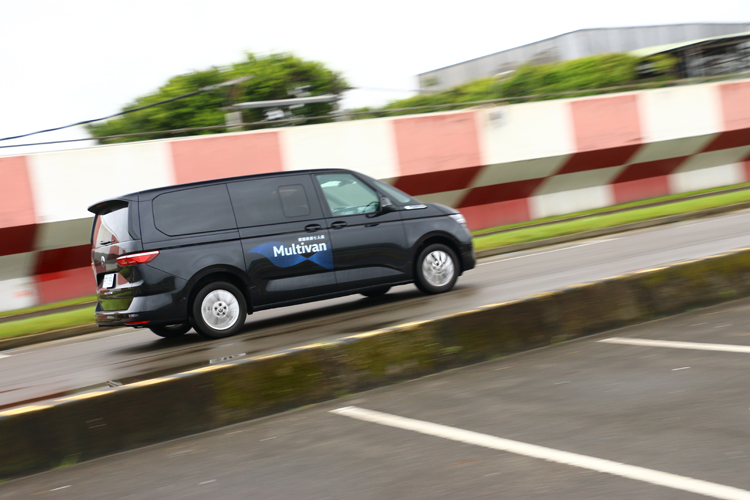 平日，它是企業接送貴賓的專業門面；假日，它成為全家出遊的舒適客廳；當戶外玩家啟程時，它又能變身為裝備齊全的冒險基地。