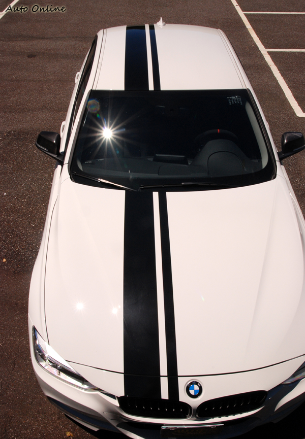 不要說是筆者講的,M Performance車身貼紙自行請外面雕刻卡點西德貼紙也會有相同效果。