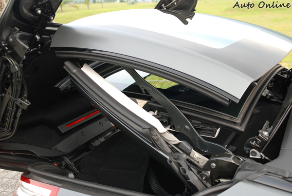 新款SL350應用鎂合金材質減輕了車頂篷活動機構的重量。