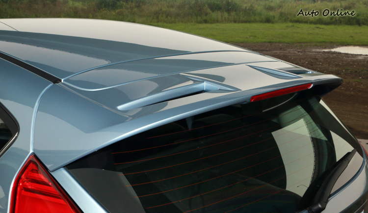 由於是頂規的運動版,因此車尾也加裝了動感的尾翼。