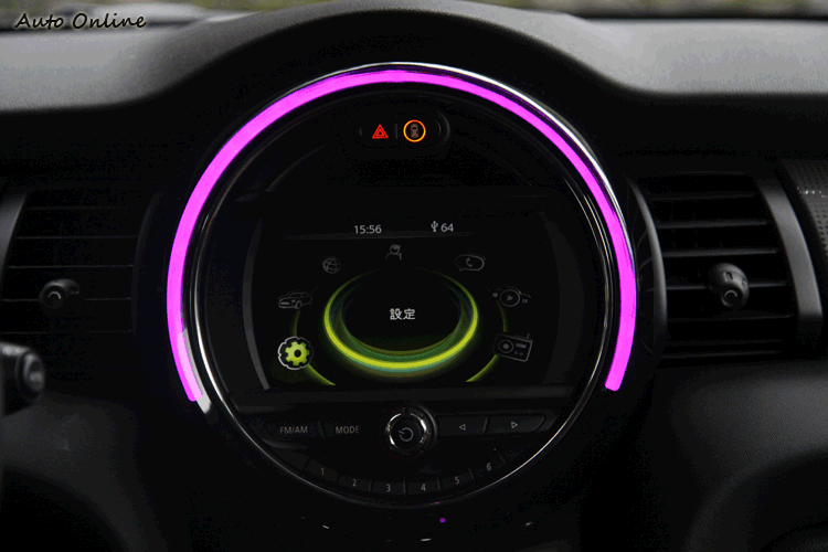 多樣色彩的車內氣氛燈。