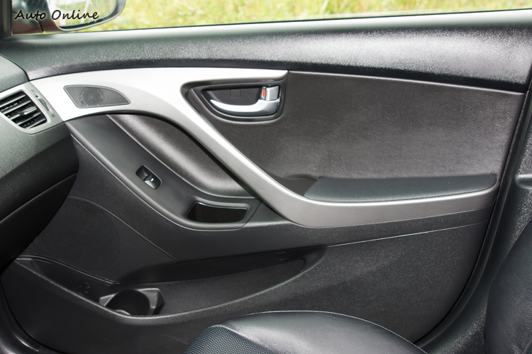 車門飾板式樣也有小幅調整。