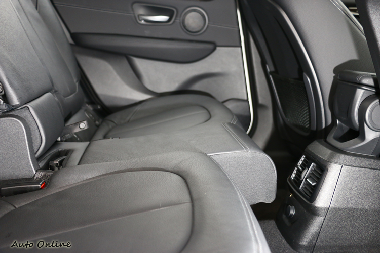 加分題之一就是後座椅墊還可進行前後滑移增加機能性。