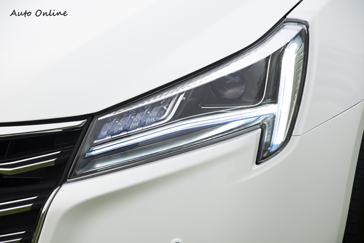 HID頭燈內部新設計,LED燈眉特別搶眼。