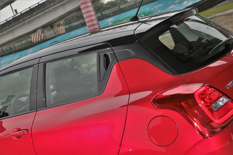 刻意塗黑的A、B、C柱、隱藏式後門把手,營造出有點類似雙門跑車的造型。