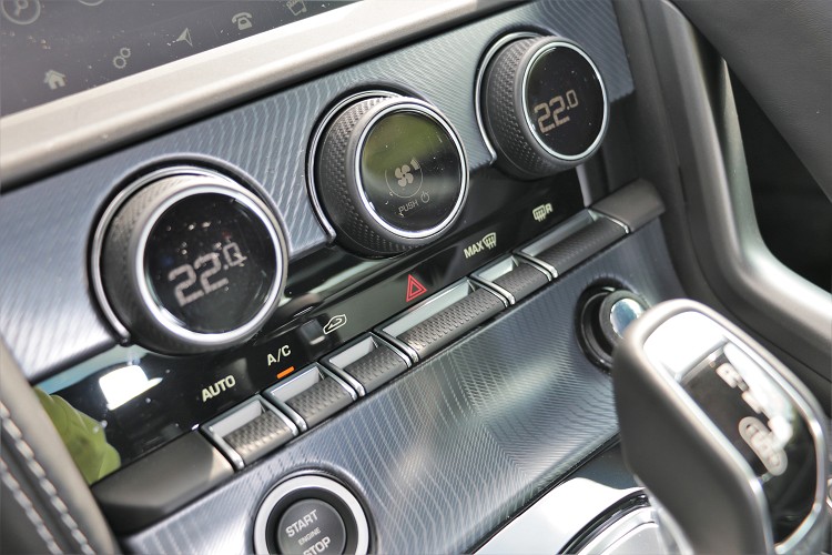 類機械式造型的冷氣介面,很有跑車的運動風格。