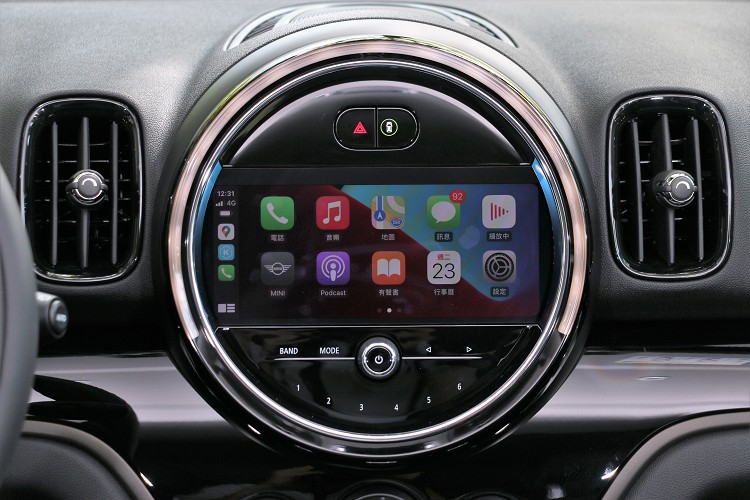 中控台上搭載8.8吋繁體中文螢幕升級觸控導航系統、無線Apple CarPlay整合系統。