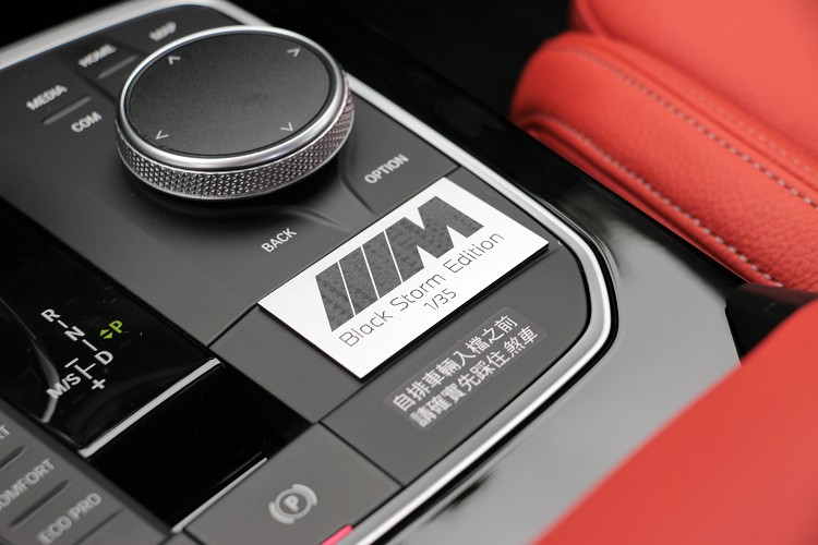以霧黑M Logo與Black Storm Edition 1/35標誌呈現的Black Storm Edition專屬獨有限量銘牌。
