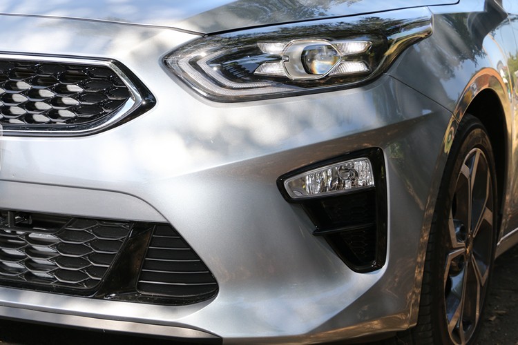 水箱罩、霧燈及氣壩部位都搭配鋼琴烤漆飾板。