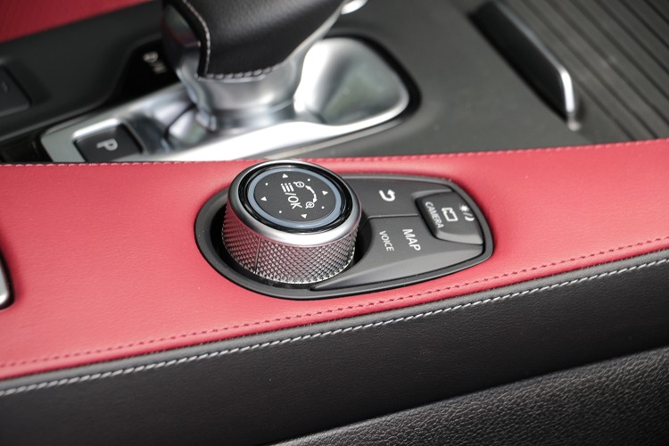 影音系統可由螢幕觸控,或者改由中央鞍座上的旋鈕操作。