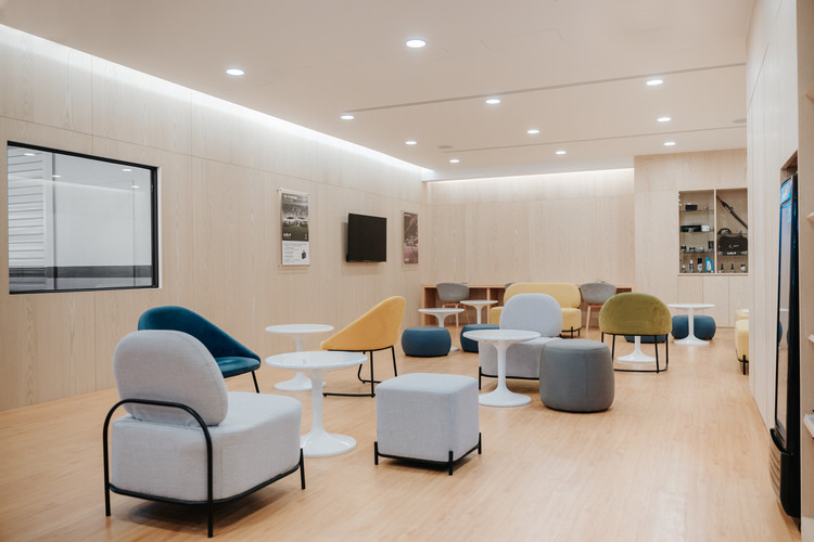 客戶休憩區以大量木質建材,搭配溫暖燈光照明,營造貼近自然且無壓力的氛圍。