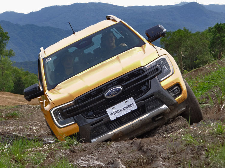 全新車頭擁有更具輕略性的視覺感,擁有美式皮卡獨有的強悍性格,優異的跨越地形能力讓它成為許多戶外玩家的首選。