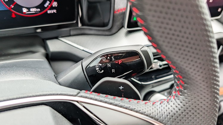 變速箱依舊是七速DSG,不過換檔介面改為方向盤上的撥桿式